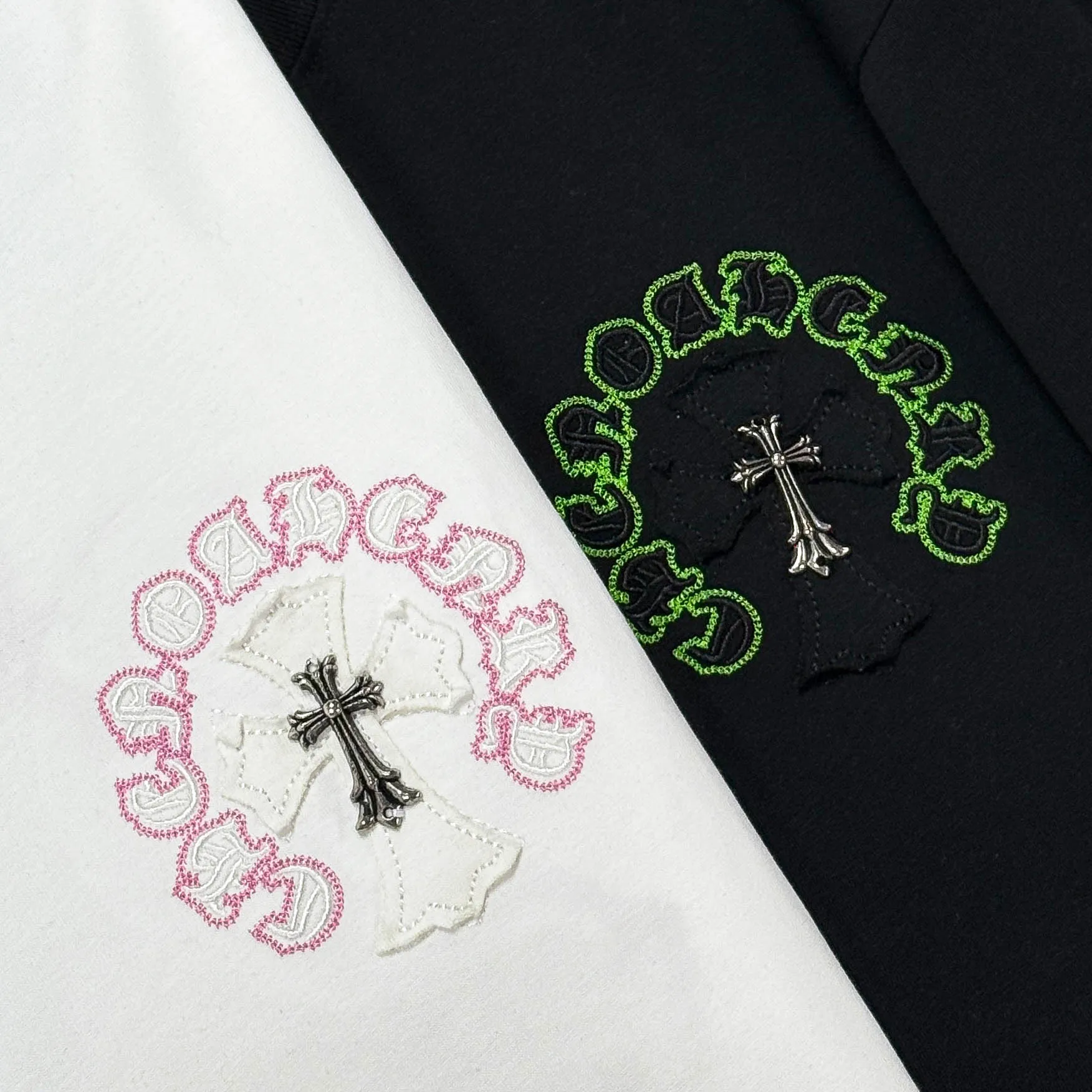 P180 Chrome Hearts 25 high-end versions. The fabric is made of 300 grams of high-density pure cotton. It does not deform or shrink. It has three labels. It is the same style for men and women. Technology: patch embroidery + original development hardware. Color: white, black. SIZE: S-XL.